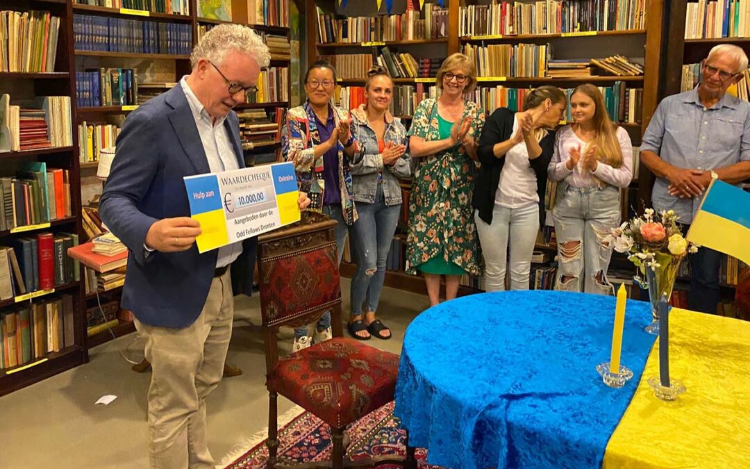 Odd Fellows geeft cheque aan burgemeester Jean Paul Gebben voor Oekraïense vluchtelingen in Dronten