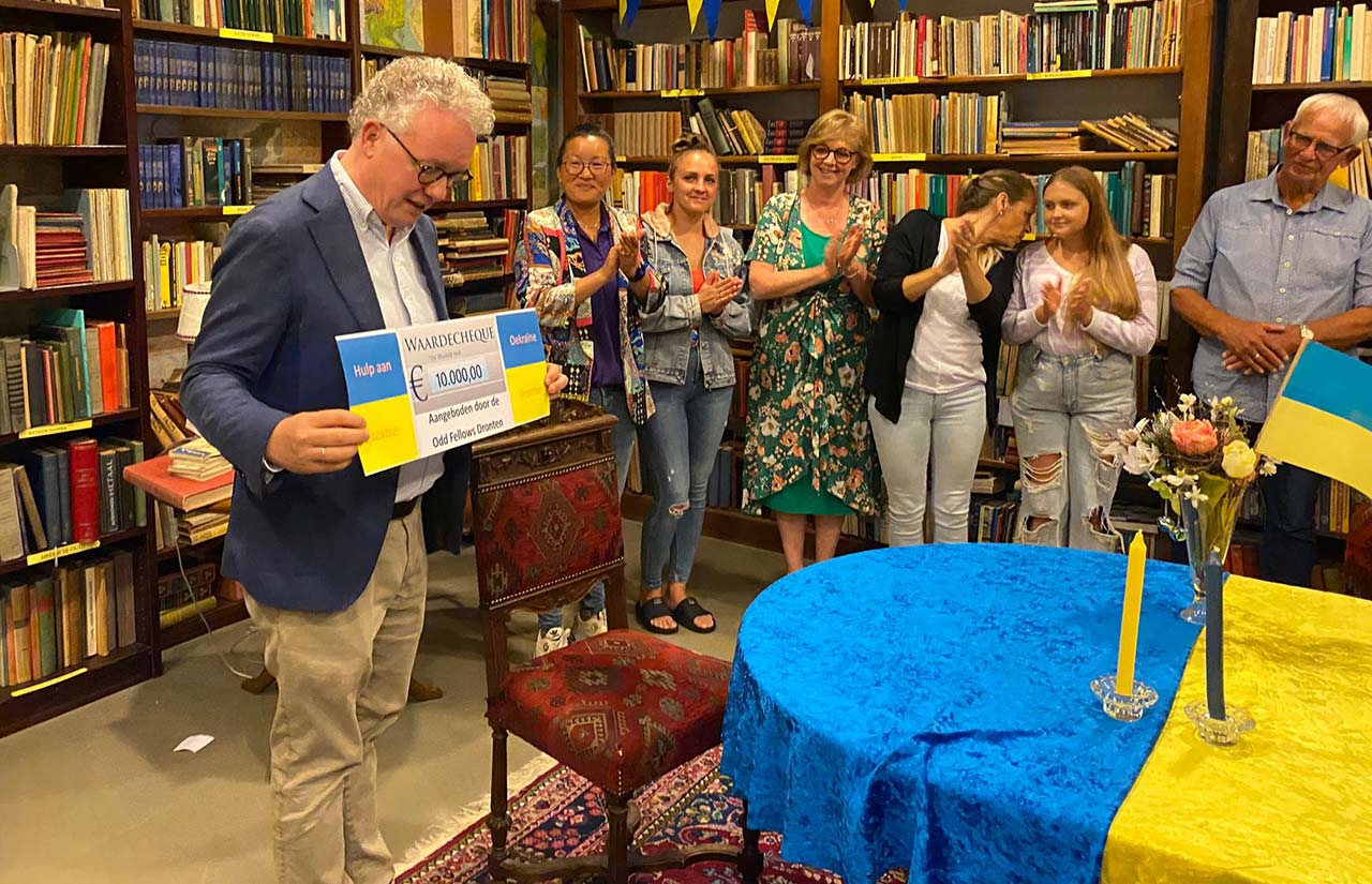 Odd Fellows geeft cheque aan burgemeester Jean Paul Gebben voor Oekraïense vluchtelingen in Dronten