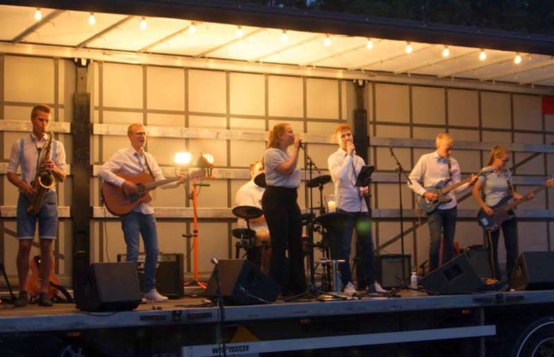 Dorpsviering met popmuziek in de Hoeksteen