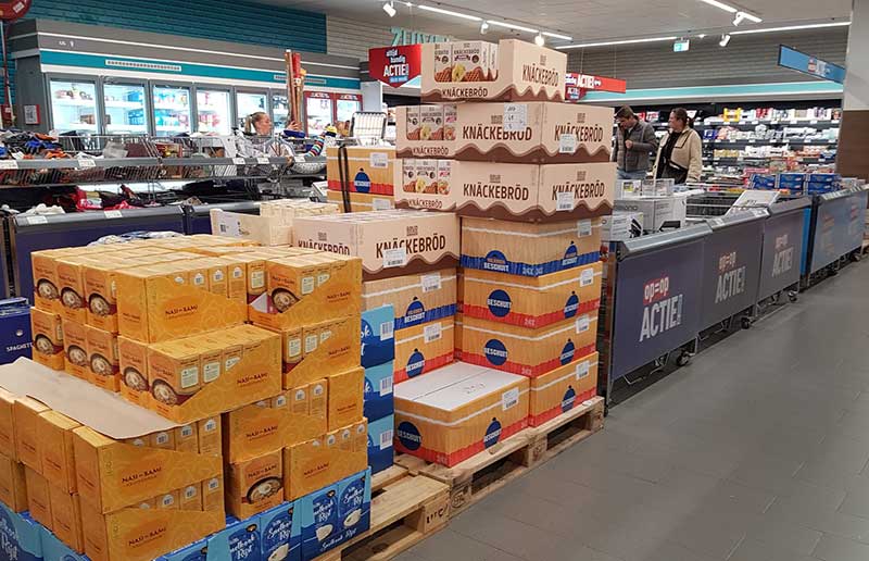 Bijna 60 kratten met producten ingezameld