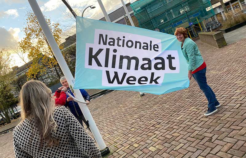 Vlag hijsen met klimaatburgemeester Bea Mantel