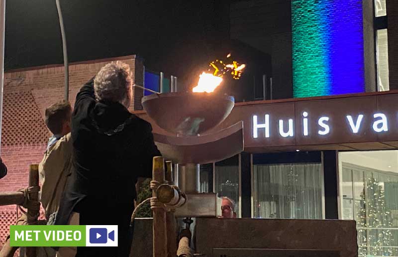 Video | Scouts ontsteken samen met burgemeester vuurschaal