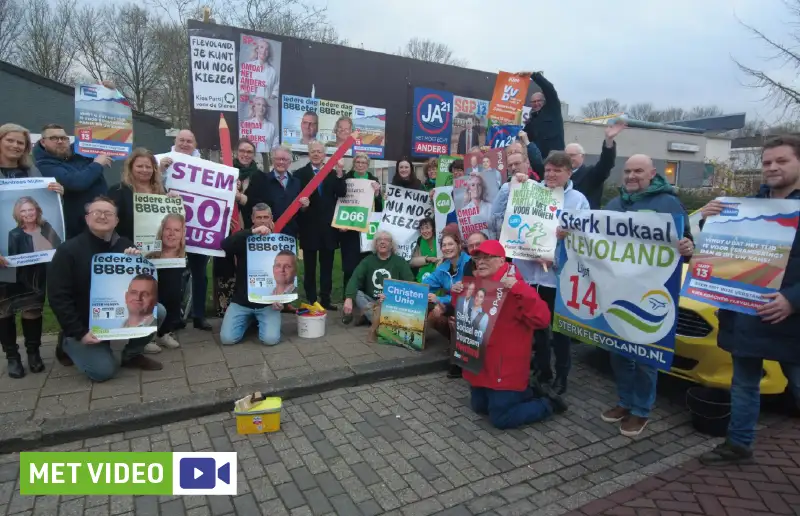 Video | Partijen plakken gezamenlijk verkiezingsposters in Dronten