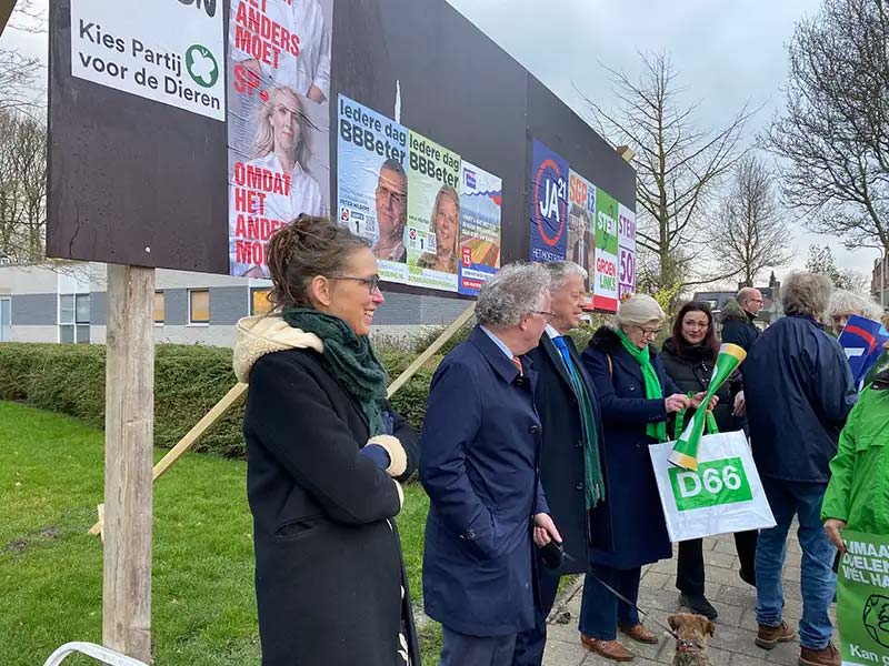 Partijen plakken gezamenlijk verkiezingsposters in Dronten