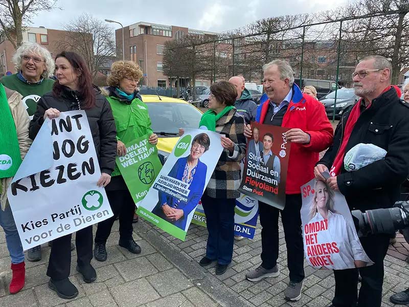 Partijen plakken gezamenlijk verkiezingsposters in Dronten