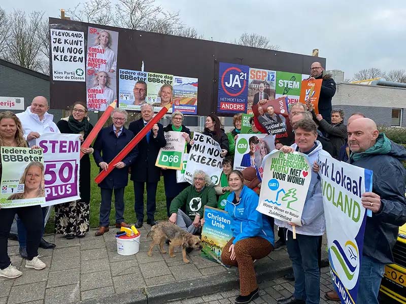 Partijen plakken gezamenlijk verkiezingsposters in Dronten