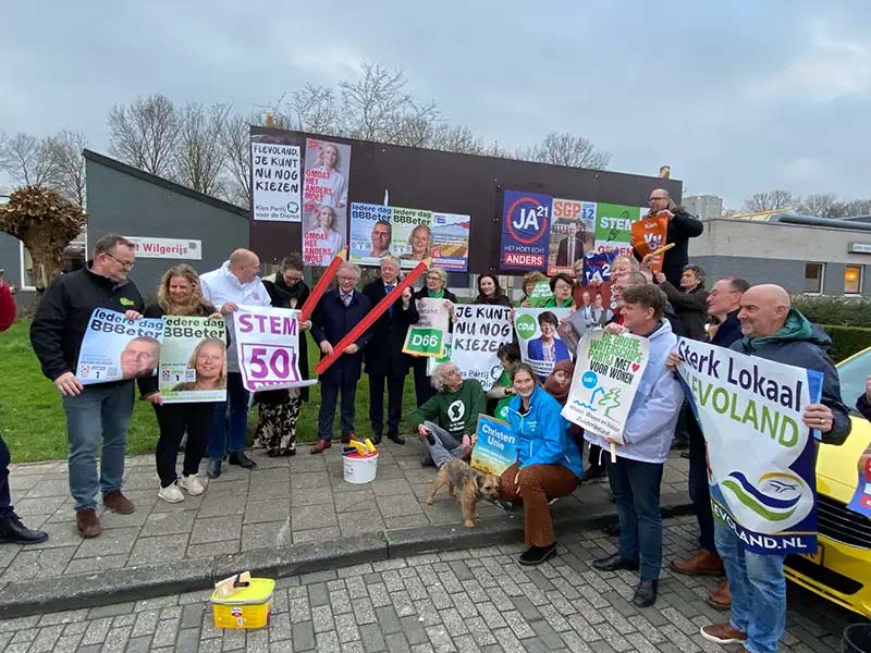 Partijen plakken gezamenlijk verkiezingsposters in Dronten