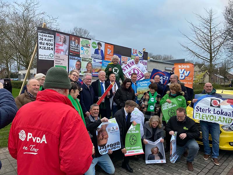 Partijen plakken gezamenlijk verkiezingsposters in Dronten