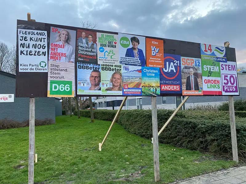 Partijen plakken gezamenlijk verkiezingsposters in Dronten