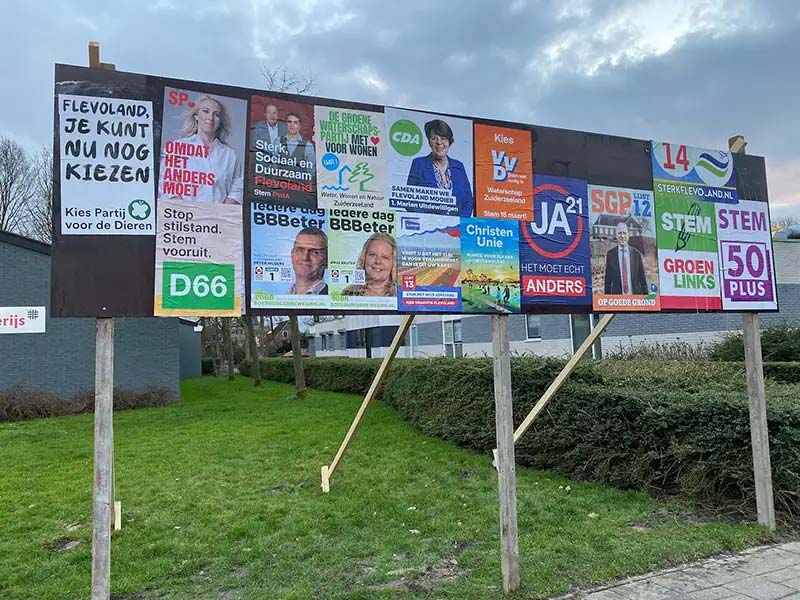 Partijen plakken gezamenlijk verkiezingsposters in Dronten