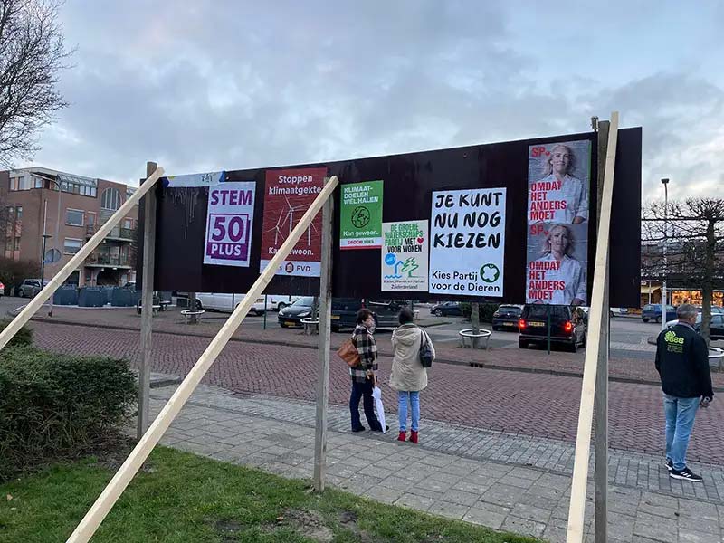 Partijen plakken gezamenlijk verkiezingsposters in Dronten