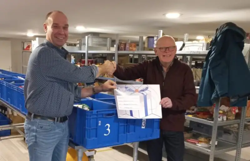 Voedselbank ontvangt cheque van Rabobank Het Nieuwe Land