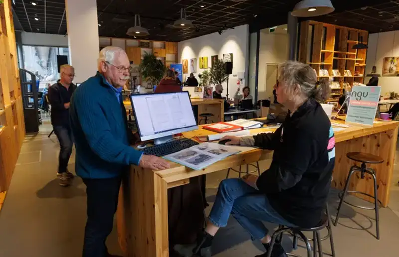Fred van der Zwan en Antoinette Timmerman in de Bibliotheek van Dronten