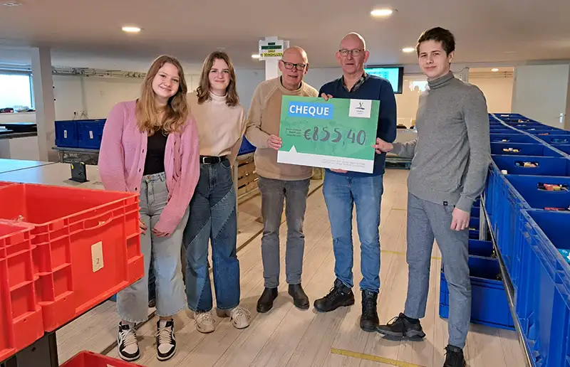 Leerlingenraad Ichthus College Dronten overhandigt cheque aan Voedselbank Dronten