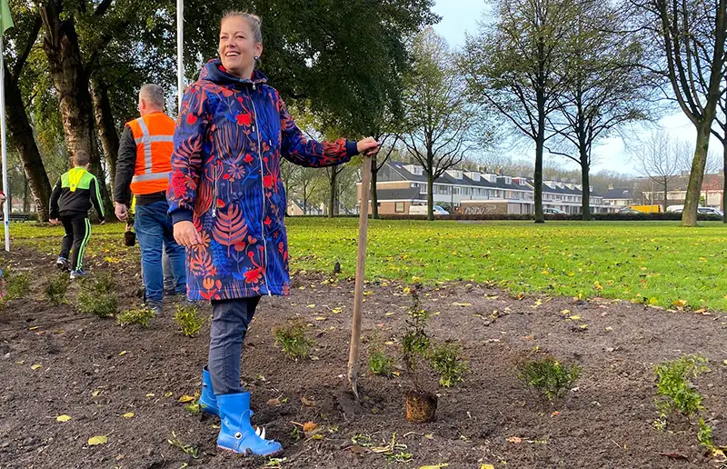 Overhandiging eindreportage scholenschouw aan wethouder Hillebregt