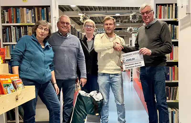 Odd Fellows Boekenwinkel doneert 4.500,- voor sheltersuits