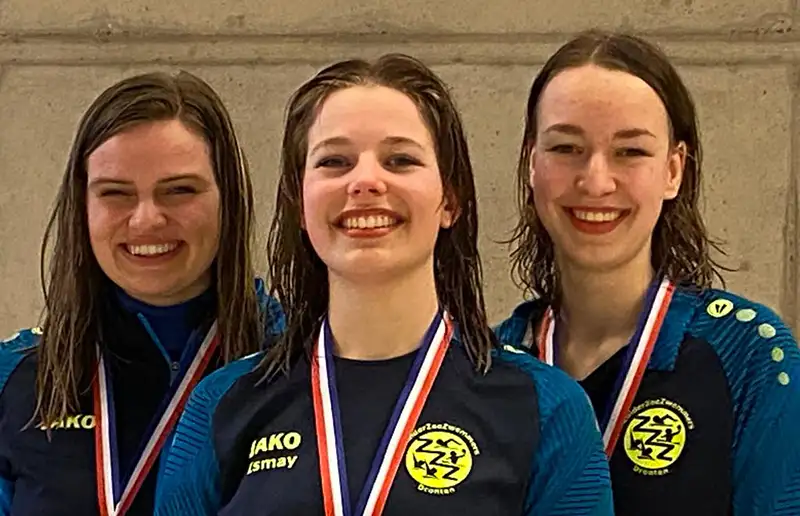 Synchroonzwemsters Zuiderzeezwemmers succesvol op regionale wedstrijd