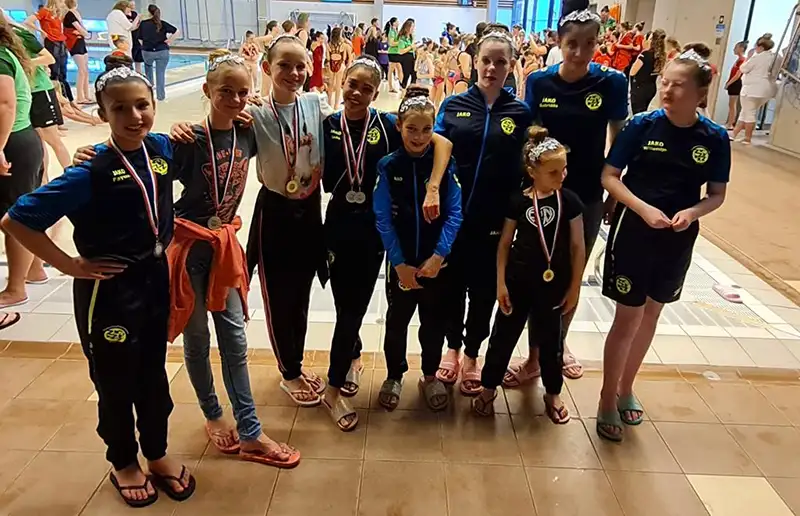 Synchroonzwemsters Zuiderzeezwemmers succesvol op regionale wedstrijd