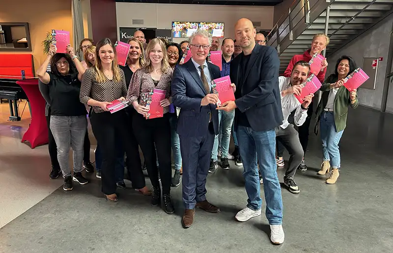 Theaterbrochure 23/24 uitgereikt aan burgemeester Gebben