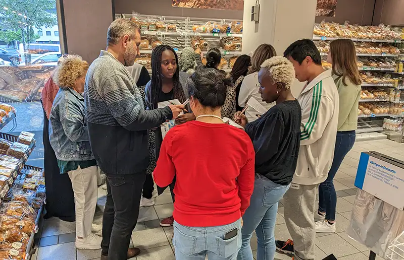 Inburgeraars beleven gezonde leefstijl tour in de supermarkt