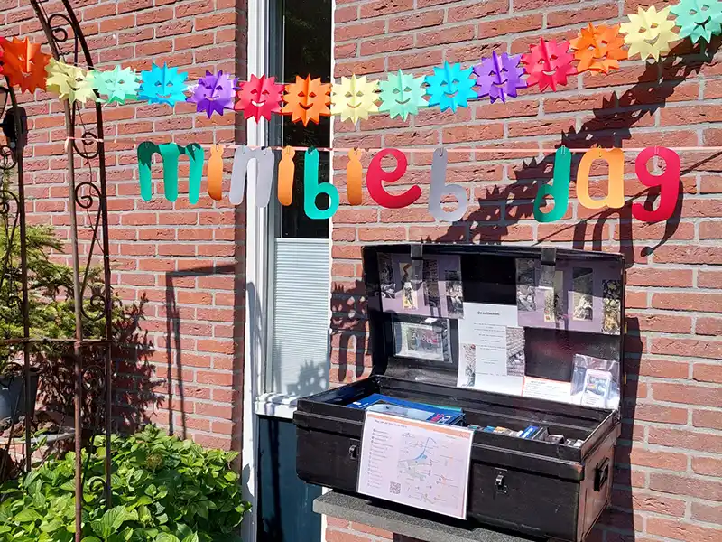 Alles werd uit de kast getrokken om een aanlokkelijk aanzicht te creëren van ieders Minibieb.
