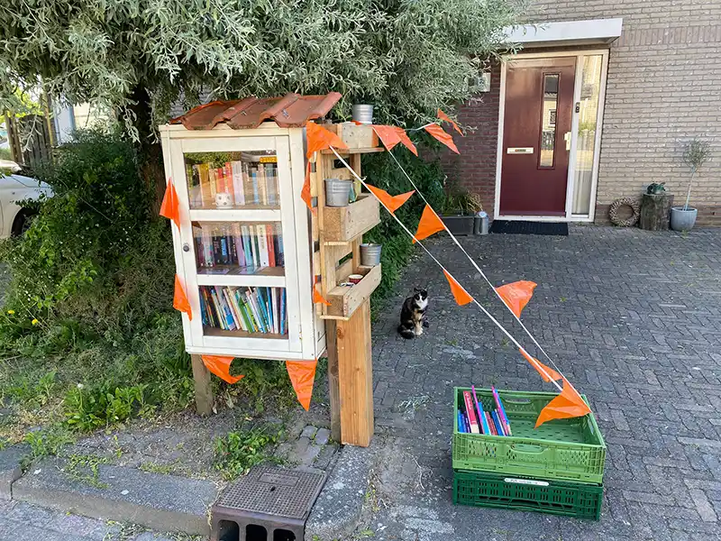 Alles werd uit de kast getrokken om een aanlokkelijk aanzicht te creëren van ieders Minibieb.