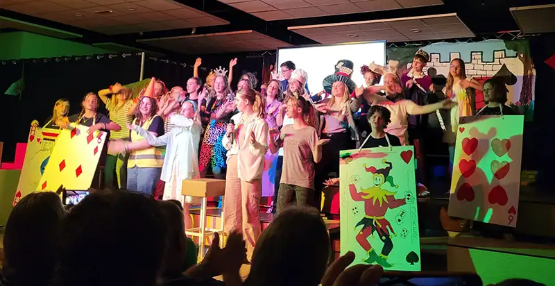 2de klassers Ichthus College Dronten eindigen schooljaar met musical 'Elles in Wonderland’