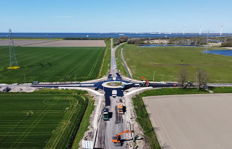 Aanbrengen betonstroken Rotonde Kamperhoekweg N711