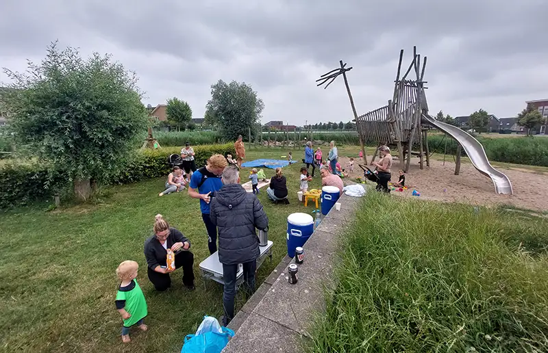 Jonge kinderen bezorgen ouders extra wasdag tijdens ModderDag