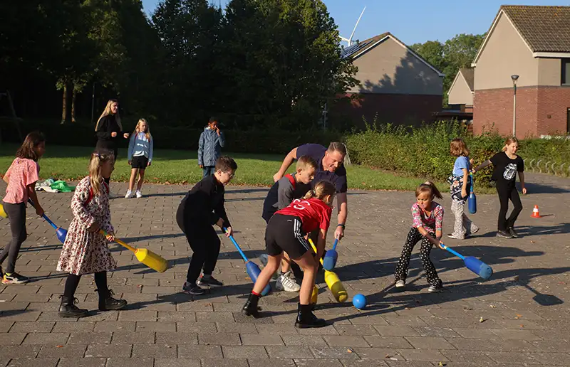 Wethouder Siert Jan Lap scoort tijdens opening NOC*NSF Nationale Sportweek
