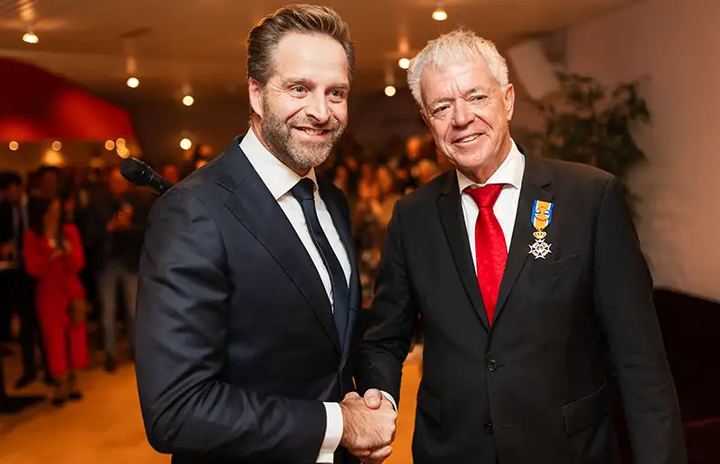 Koninklijke Onderscheiding voor Leen Verbeek bij afscheid