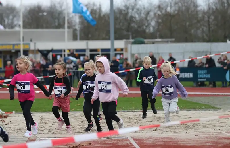 Ruim 350 kinderen rennen eerste VSO KidsKerstRun in Dronten