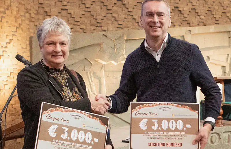 Cheques oliebollenactie uitgereikt