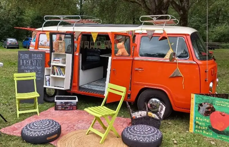 Biebus op de weekmarkt in Biddinghuizen