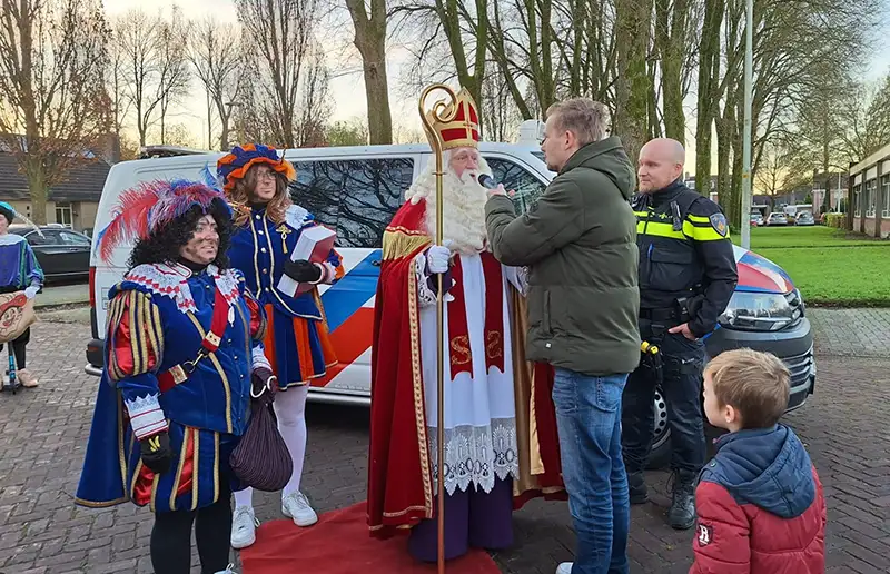 Sinterklaas maakt spectaculaire entree bij Kindcentrum De Schakel