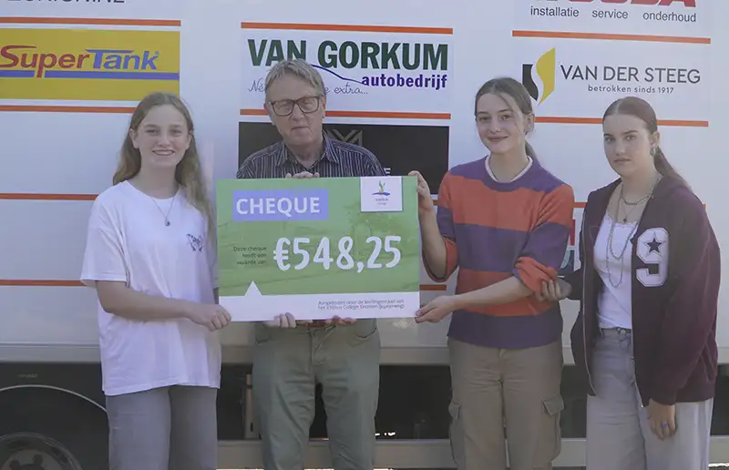 Leerlingenraad Ichthus College Dronten overhandigt cheque aan Voedselbank Dronten