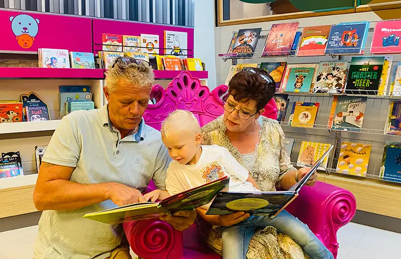 Welke opa of oma pakt de titel “voorleeskampioen 2025”?