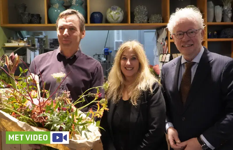 Video | Bloemist Anemoon verrast burgemeester Jean Paul Gebben tijdens Week van de Ondernemer