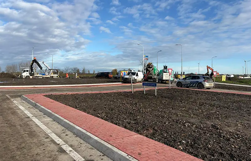 Nieuwe rotonde Biddingringweg-Elburgerweg open voor verkeer
