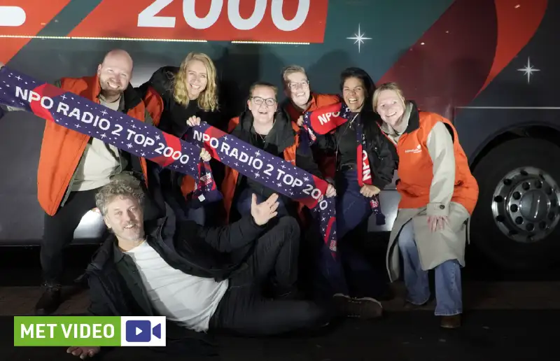 Video | Top 2000 Stembus tweede jaar op rij in Top 2000 Huiskamer in bieb Dronten