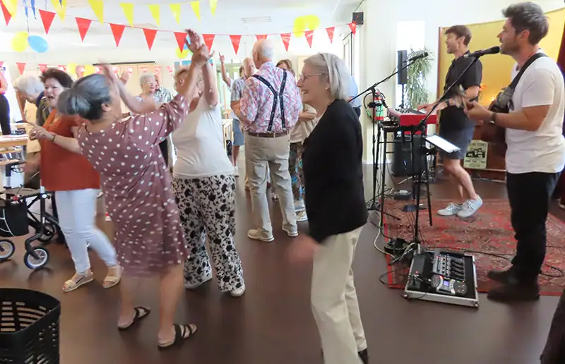 Dansen en meezingen bij MeerSamen