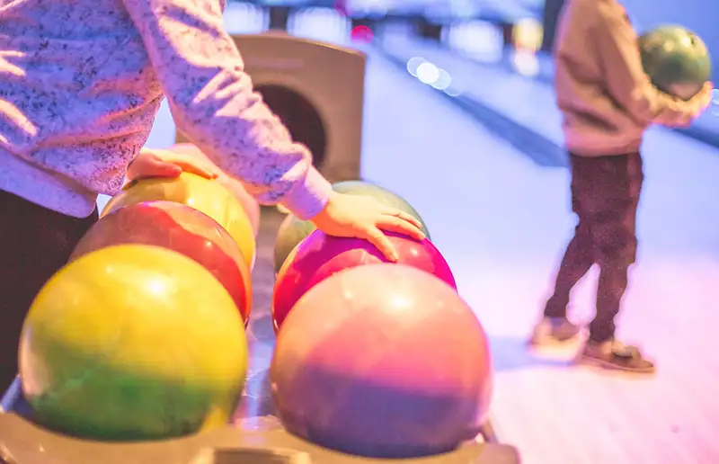 Jonge mantelzorgers ontspannen tijdens bowlingmiddag in Dronten