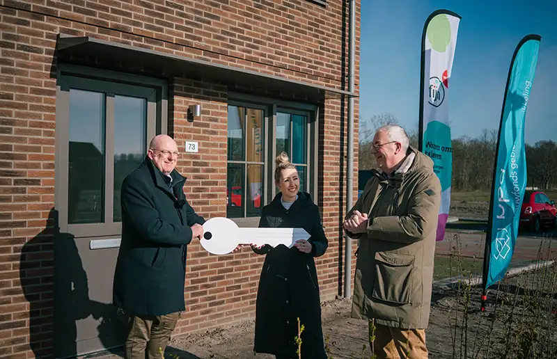 Eerste bewoner krijgt sleutel van woning in ’t Luweland in Swifterbant