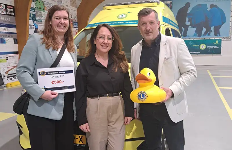 Winnaars Lions PubQuiz overhandigen cheque aan Stichting Ambulance Wens