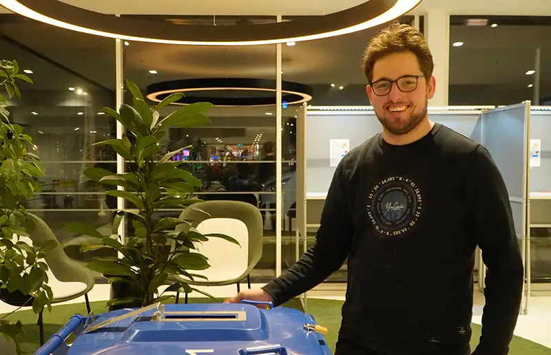 100e stemmer bij Stembureau 1 in het gemeentehuis