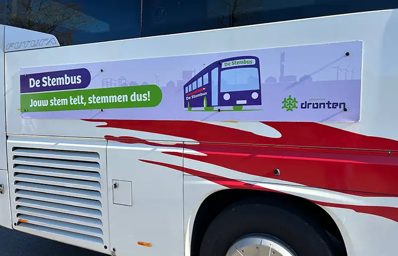 Bezoek burgemeester Gebben aan mobiele stembus