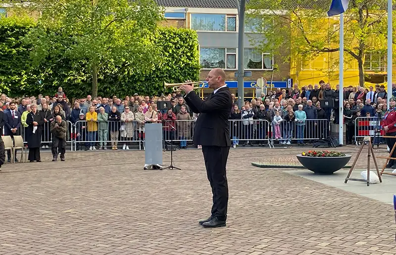 Dronten staat stil bij Dodenherdenking met uitgebreid programma op 4 mei De Stichting 4 Mei Herdenking Dronten heeft het programma voor de Dodenherdenking op 4 mei 2026 bekendgemaakt. In Dronten, Biddinghuizen en Swifterbant staan herdenkingen, een bijeenkomst en een ceremonie gepland, meldt de stichting. Op 4 mei wordt stilgestaan bij slachtoffers van de Tweede Wereldoorlog, de koloniale oorlog in Indonesië en oorlogen en vredesmissies daarna. Ook het thema vrijheid staat centraal. Scholen en jongeren betrokken Leerlingen uit de gemeente Dronten spelen een belangrijke rol in de herdenking. Zo werken basisscholen, het Ichthus College en het Almere College mee aan verschillende activiteiten, zoals gastlessen, een gedichtenwedstrijd en verhalenprojecten. Op 20 april vindt een overdracht plaats van het Vliegersmonument tussen basisscholen. Leerlingen gaan ook in gesprek met burgemeester Jean Paul Gebben en experts over de geschiedenis van de polder. Herdenkingsbijeenkomst en ceremonie Op 4 mei is er om 18.00 uur een herdenkingsbijeenkomst in De Meerpaal in Dronten. De toegang is gratis. Daarna volgt om 19.30 uur de ceremonie op het Meerpaalplein met toespraken, muziek, kranslegging en twee minuten stilte. Omroep Flevoland zendt de herdenking live uit. Flypast en Vrijheidsmaaltijden Tijdens de herdenking is er ook een flypast van historische vliegtuigen boven Biddinghuizen, Dronten en Swifterbant. Op 5 mei zijn er Vrijheidsmaaltijden, waar inwoners samen praten over vrijheid en onvrijheid. Meer informatie staat op www.4meiherdenkingdronten.nl .