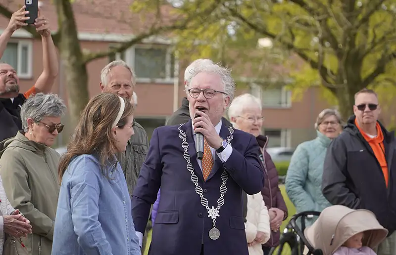 Koningsdag feestelijk geopend in Swifterbant met bezoek burgemeester