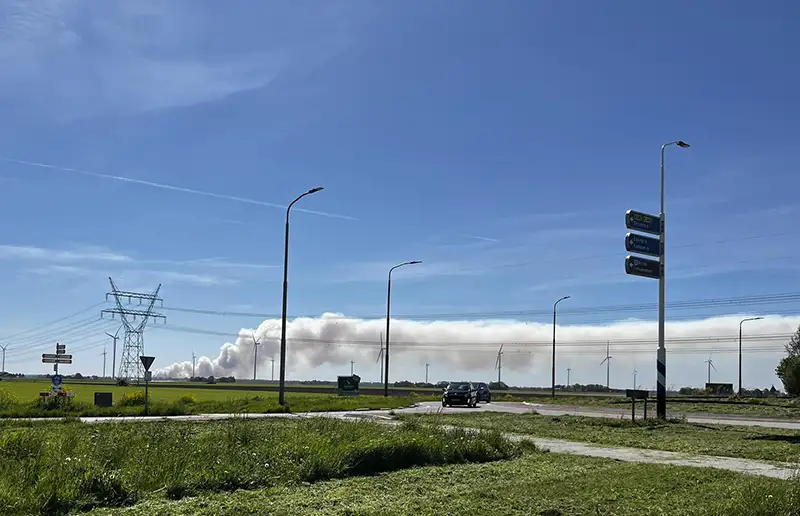 Natuurbrand op militair terrein ’t Harde, rook zichtbaar in Dronten