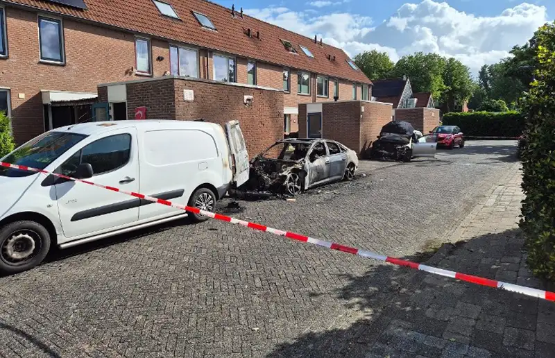 Drie auto’s in vlammen op: politie zoekt twee verdachten van brandstichting in Dronten